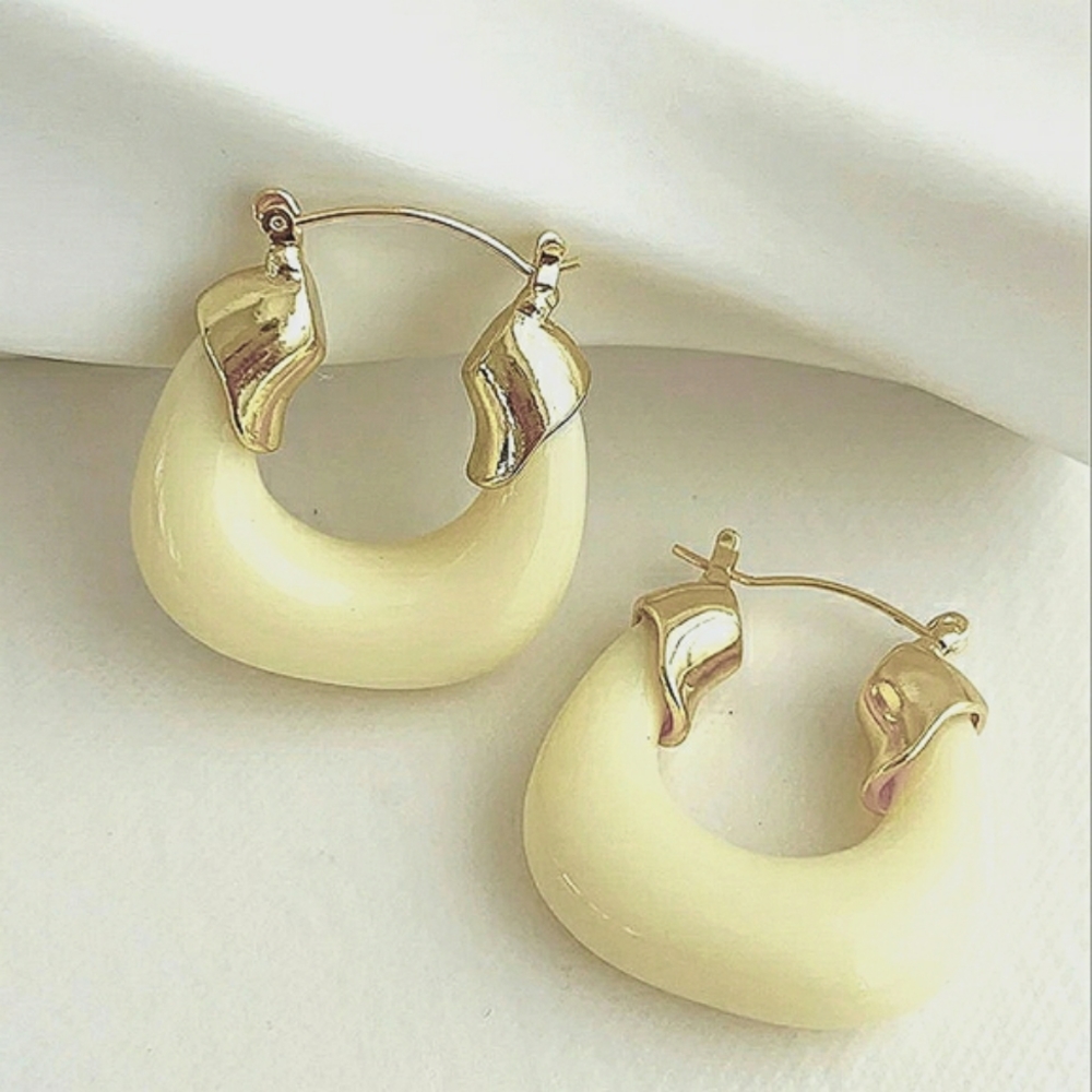 Vanilla pudding colored resin; gold plated copper; nwot